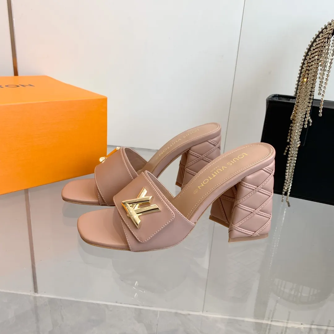 👟👟Ex-factory price 520👟👟 LV | Louis Vuitton ²⁰²³ 𝐬𝐬 🧡💚2️⃣0️⃣2️⃣4️⃣Early spring new model, top version⚠️ The counter features the latest models, square toe sandals, hard goods are new🆕 ❥Purchase level! Full of high-end feel! A popular model among bloggers at home and abroad, it’s retro and fashionable and looks amazing on your feet! Mainly recommended model on the official website★ ━━━━━ ЅᏇєєt ━━━━━ ▪️Upper: original cowhide + metal buckle ▪️Lining: imported goatskin lining ▪️Outsole: original Italian leather outsole ▪️Heel height: 5.5cm 9cm ▪️Shoe size: 35-39 (40 and 41 customized items are not returnable or exchangeable)